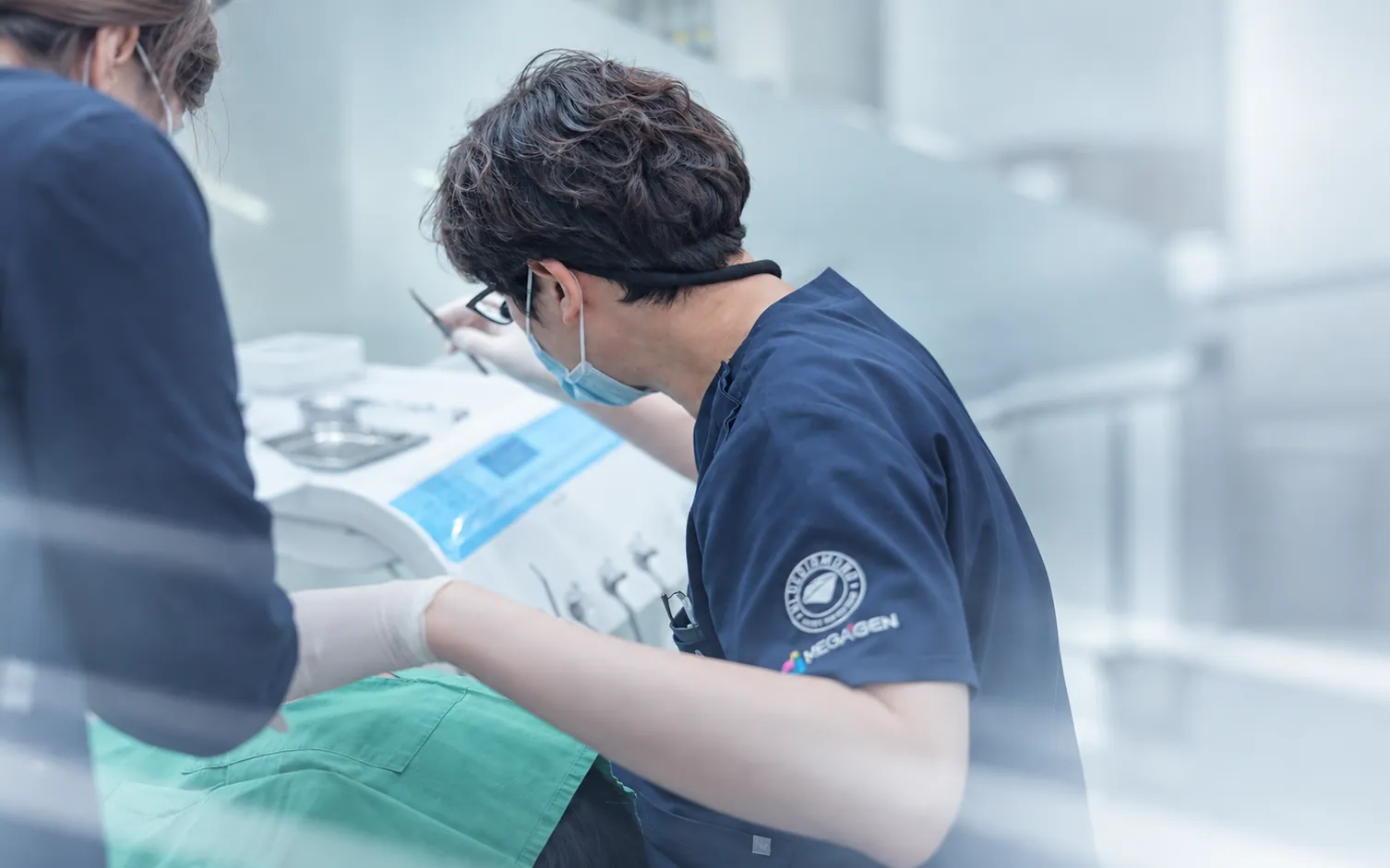 스태프와 함께 진료하는 원장